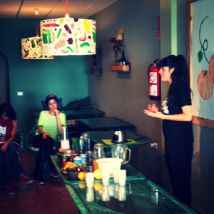 cris de 'el universo de cris' y 'jolly yoli' hacendo taller de batido verde at Samelo Veg in Tenerife