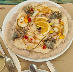 Blue cheese pizza with pear slices at Samelo Veg in Tenerife