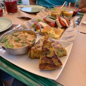 Big tasting table.
Includes spanish omelette, chickpea curry, capresse salad, hulk rolls (spinach gnocchi), vegetable cream and homemade cheese with ginger jam at Samelo Veg in Tenerife