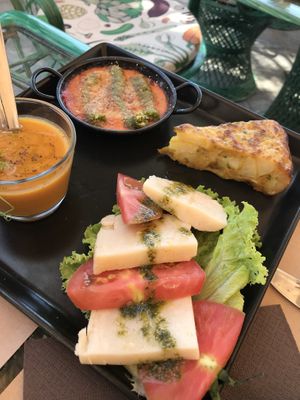 Samll tasting table.
Includes spanish omelette, capresse salad, hulk rolls (spinach gnocchi) and vegetable cream at Samelo Veg in Tenerife