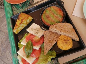 Plato degustacion, todo riquísimo. Sorprende el hulk (lo verde). Mozzarella vegana muy lograda. La especias de no huevo de la tortilla rico rico at Samelo Veg in Tenerife