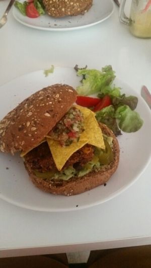 Heerlijke linzenburger at Hoezo in Leiden