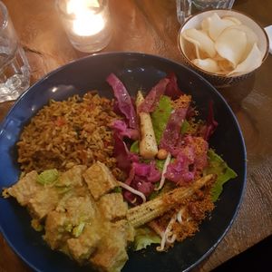 Indonesian dish with tempeh and cassava crisps at Hoezo in Leiden