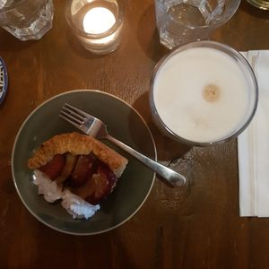 Pear/plum tart with soya whipped cream and an oat latte at Hoezo in Leiden