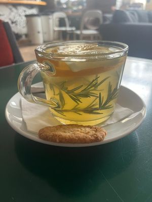 Grüner Tee mit Rosmarin, Ingwer, Orange und Zitrone at Niebostan in Lodz