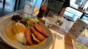 Süßkartoffel, Kürbis und Zucchini an Reis mit Currysoße und Salat🍠 at Wagamama - Rembrandtplein in Amsterdam
