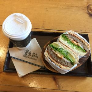 콩스테이크버거 + 바닐라라떼 ??☕️ Kong's steak burger & vanilla latte at Kong's Burger - Gaya-daero in Busan