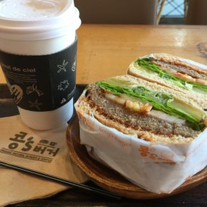 콩스테이크버거 + 바닐라라떼 ??☕️ Kong's steak burger & vanilla latte at Kong's Burger - Gaya-daero in Busan