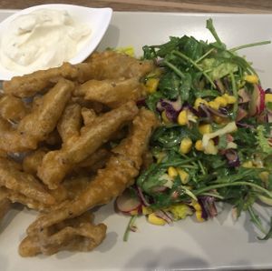 'Tintenfisch'-Sticks mit Salat & Aioli at Marla & Mathilda's Genusswerkstatt in Ludenscheid
