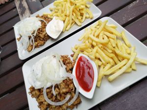Veganes Gyros mit Tsatsiki und Zwiebeln und Pommes mit Mayo oder Ketchup at Marla & Mathilda's Genusswerkstatt in Ludenscheid