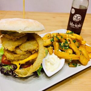 „Chicken“-burger with fried onion-rings, aioli, garlic maniok/yuca-fries and a caramel coffee softdrink  at Marla & Mathilda's Genusswerkstatt in Ludenscheid