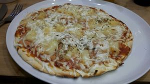 Vegan pizza with pineapple and "ham" --> "pizza hawaii" at Marla & Mathilda's Genusswerkstatt in Ludenscheid