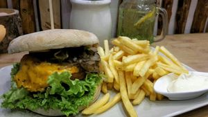 Veganer Chicken-Burger mit Käse und Zwiebeln, Pommes und Aioli...dazu hausgemachte Limonade at Marla & Mathilda's Genusswerkstatt in Ludenscheid