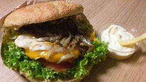 Vegan chicken burger with aioli and fries at Marla & Mathilda's Genusswerkstatt in Ludenscheid