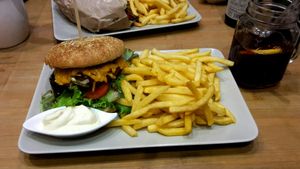 Chicken-cheese-burger with aioli, fries and a homemade lemonade at Marla & Mathilda's Genusswerkstatt in Ludenscheid