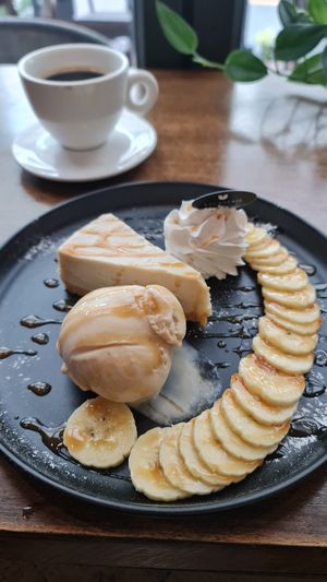 Cheese cake with vegan icecream at Veganerie Concept - Benjasiri Park in Bangkok