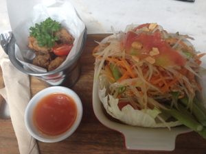 papaya salade et nuggets at Veganerie Concept - Benjasiri Park in Bangkok