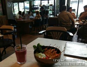 Tofu Satay with Zucchini Noodle Salad, and blueberry, strawberry, pineapple, mint, lime, ssnd soy yogurt smoothie. at Veganerie Concept - Benjasiri Park in Bangkok