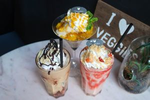 Chocolate pb banana milkshake, mango sticky rice sorbet, strawberry cheesecake smoothie at Veganerie Concept - Benjasiri Park in Bangkok
