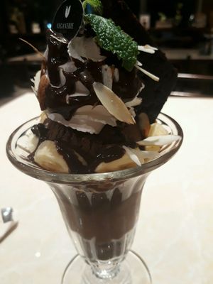 Amazing Chocolate Brownie Sundae at Veganerie Concept - Benjasiri Park in Bangkok
