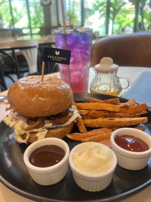 Vegan Pulled "pork" (mushroom) burger  at Veganerie Concept - Benjasiri Park in Bangkok