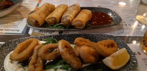 Calamares veganos y "empanadas" (se llaman así en la carta, pero son rollitos de primavera, no empanadas...) at Ambiente Tapas - Fossgate in York
