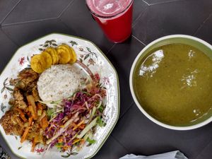 Meal of the day in October 2022: rice, salad, sauteed vegetables with seitan, banana chips, soup and a juice drink at Tulsi Plant Based in Envigado