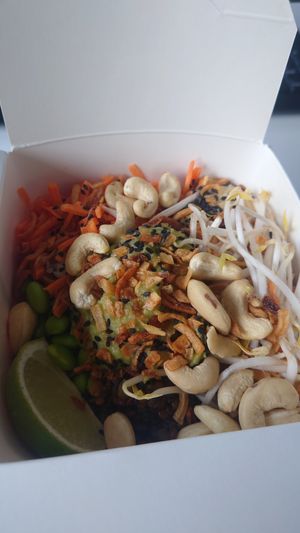 Bowl with avocado, rice, edamame, cashew nuts, carrots, bean sprouts at my indigo - Stainerstrasse in Innsbruck
