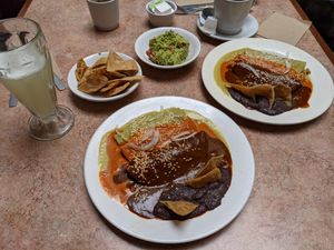 Enchiladas trés moles and guacamole at La Zanahoria - Centro in Puebla