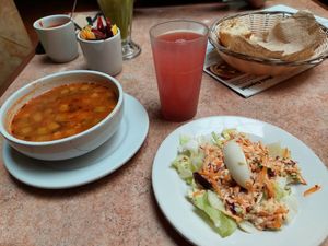 Monday menue, coleslaw, chickpeas soup with zuccini, watermelon juice at La Zanahoria - Centro in Puebla