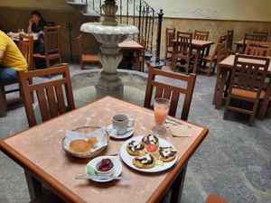 Moletes veganos y jugo de toronja at La Zanahoria - Centro in Puebla