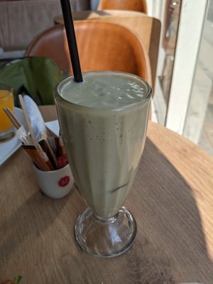 Banana & avocado smoothie with oat milk at Kaffestuen Vesterbro in Copenhagen