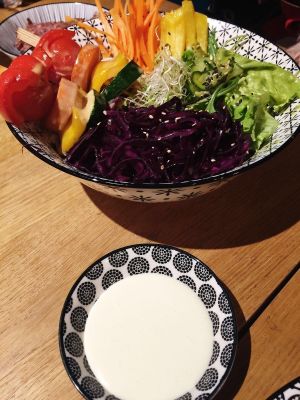 Rainbowl with peanut dressing at 5 Lorette in Paris