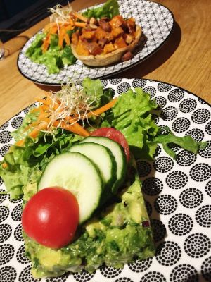 avocado tartar starter at 5 Lorette in Paris
