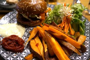 Pink Burger at 5 Lorette in Paris