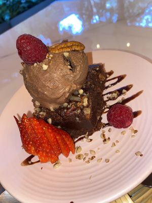 Brownie con helado ¡el mejor helado de chocolate del mundo!  #Veganuary at La Pitahaya Vegana in Mexico City