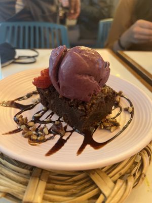 brownie con helado se ve bien pero no sabe bien  at La Pitahaya Vegana in Mexico City