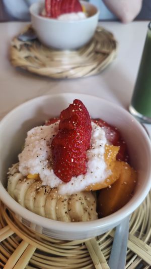 Coconut Joghurt with fresh fruit at La Pitahaya Vegana in Mexico City