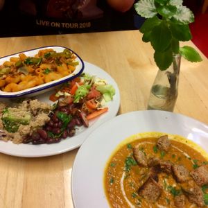 Mac'n'cheese with salad and carrot x coconut cream soup at Cafe Van Gogh in South West London