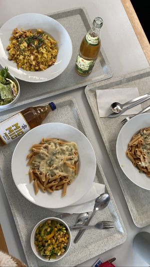 Vegane Paste mit Bärlauchsauce und links vegane Paella   at Mensa Otto-Behaghel-Strasse in Giessen