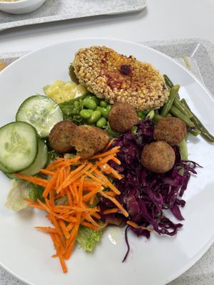 Salatbar mit veganem Rote Bete Puffer  at Mensa Otto-Behaghel-Strasse in Giessen