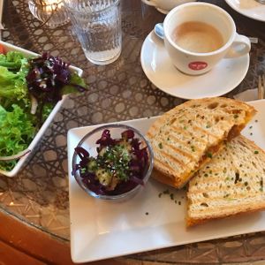 Vegan Grilled Cheese Sandwich, Salat, Cappucino mit Hafermilch  at PAN's Bebop in Essen