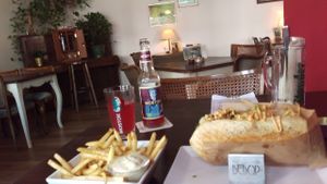 Fritten mit Bebop-Sauce, veganer Hotdog und originelle Pflaumen-Kardamom-Limo at PAN's Bebop in Essen