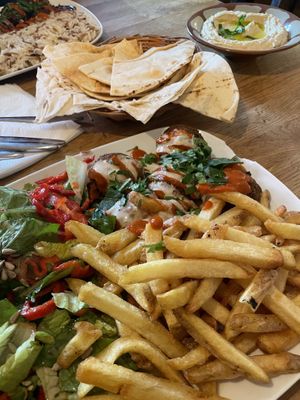Falafelplatte mit Pommes und Hummus  at Habeez - Rüttenscheid in Essen