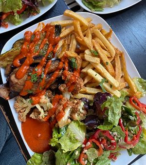 fried veggies with potato fries and salad asks  at Habeez - Rüttenscheid in Essen