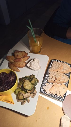 Mix di contorni, pane e estratto di frutta at OrtoZero Cafe in Alessandria