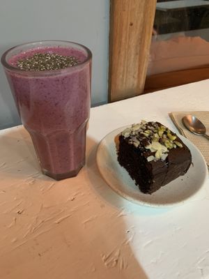 Smoothie and brownie  at Vegamo Centro in Mexico City