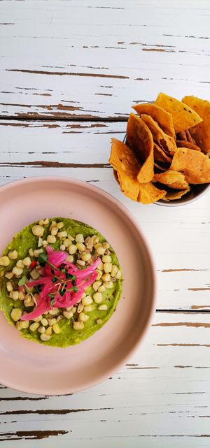 Guacamole mit Esquites at Vegamo Centro in Mexico City