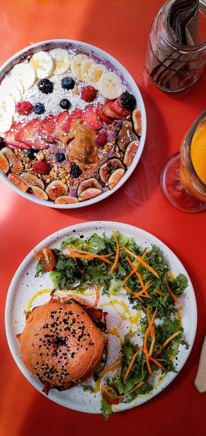 Salmon Bagel und Acai Bowl at Vegamo Centro in Mexico City