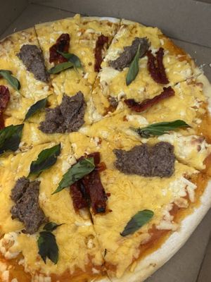 pizza de 3 quesos— it was decent! good amount of cheese, the sausage isn’t all that flavorful, yummy sun dried tomato    at Vegamo Centro in Mexico City